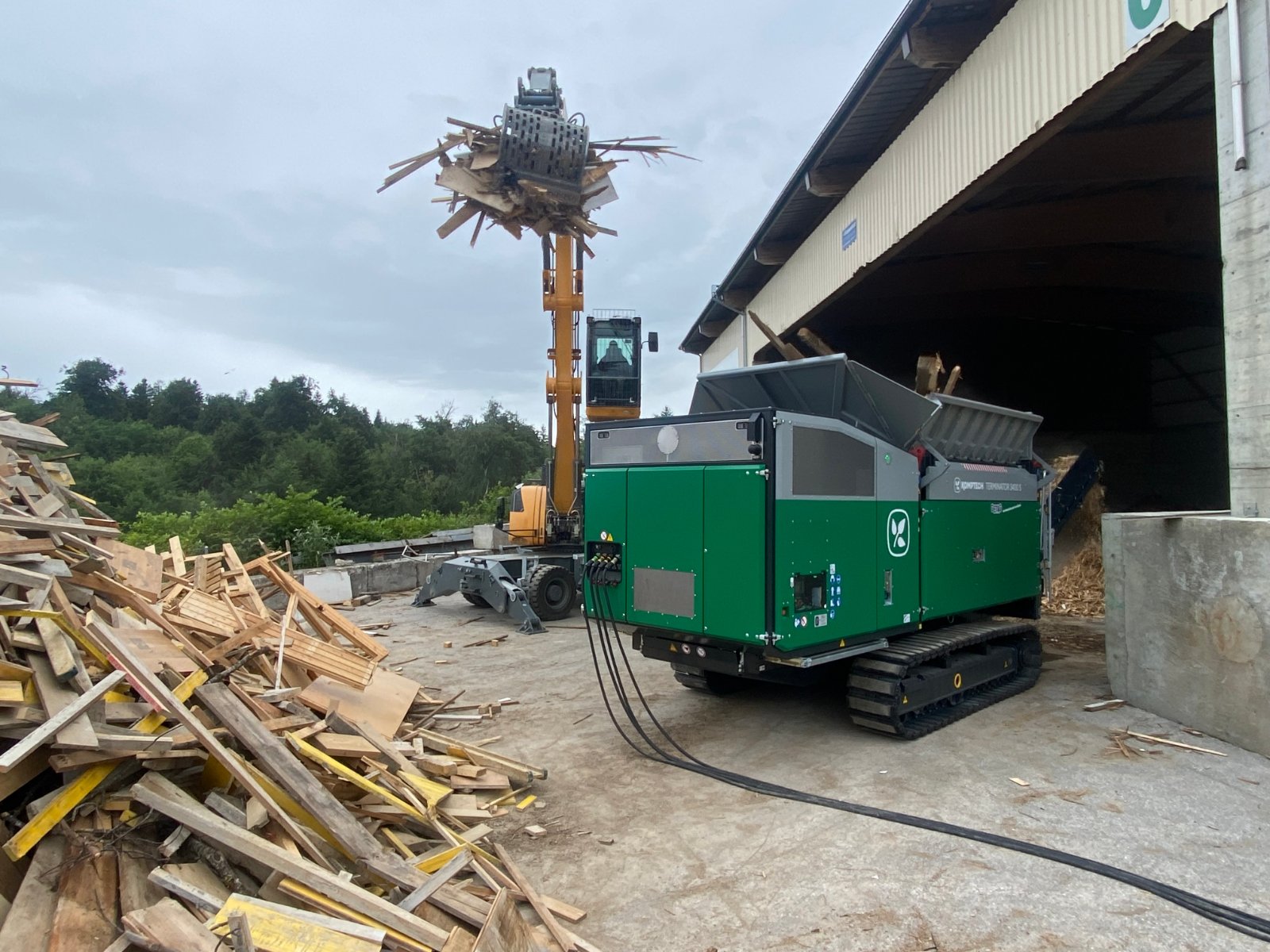 Der vollelektrische Schredder Komptech TERMINATOR 3400S e-mobile im ressourcenschonenden Recycling-Einsatz bei der SFR.