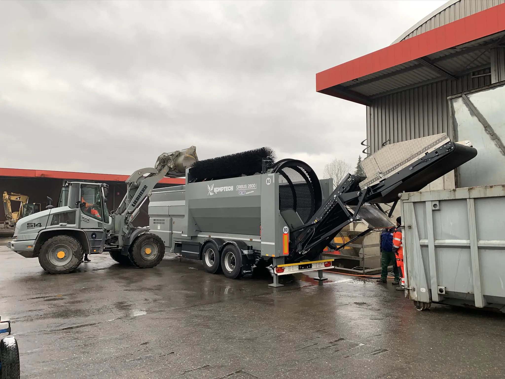 Komptech_Trommelsieb_CRIBUS-2800_E_Radlader_Container