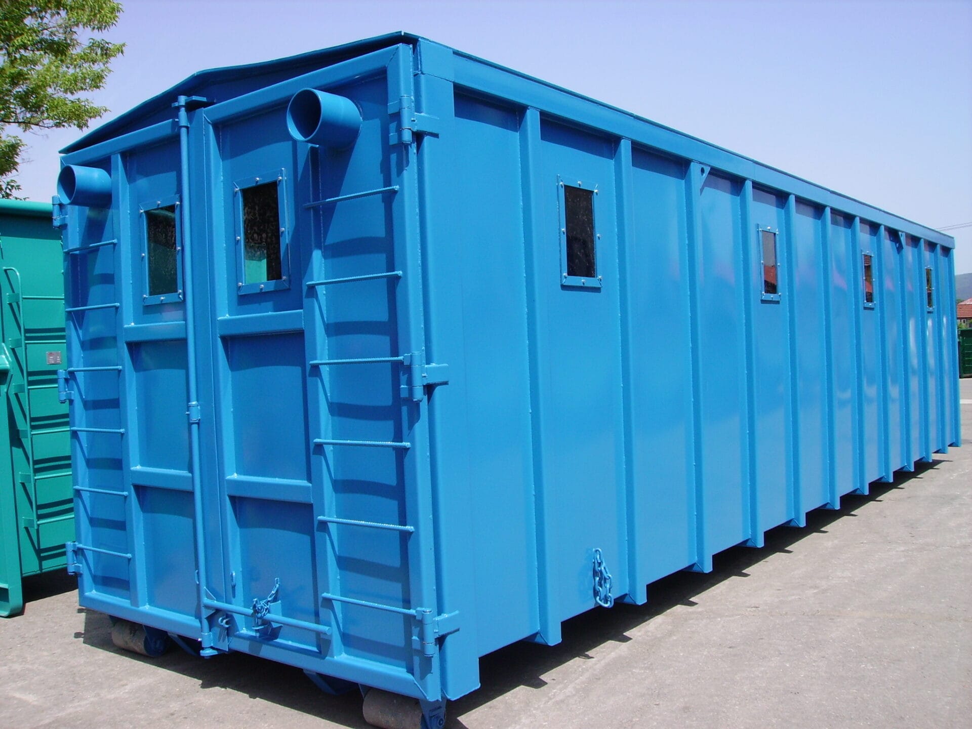 Spaenecontainer mit Ein-Ausblasoeffnungen